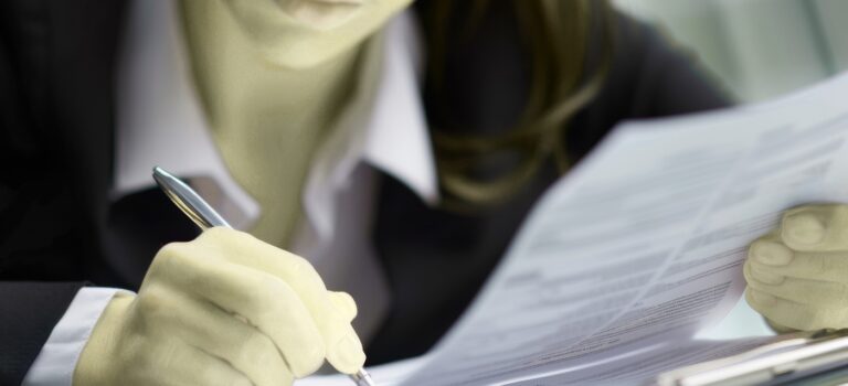 Femme examinant un contrat d’assurance de pret immobilier avant signature