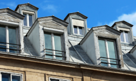 Fenetres mansardees de studios sous les toits d'un immeuble haussmanien a Paris