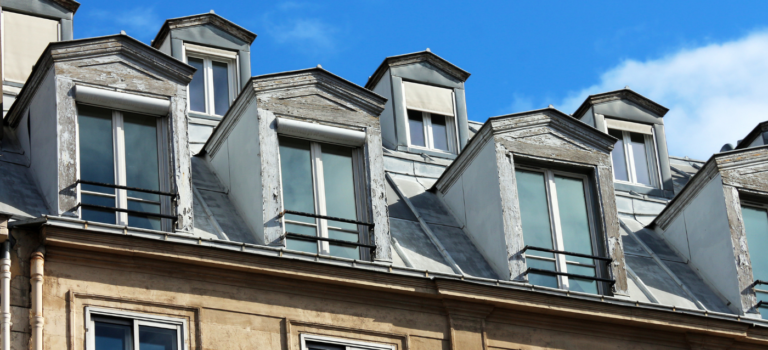 Fenetres mansardees de studios sous les toits d'un immeuble haussmanien a Paris