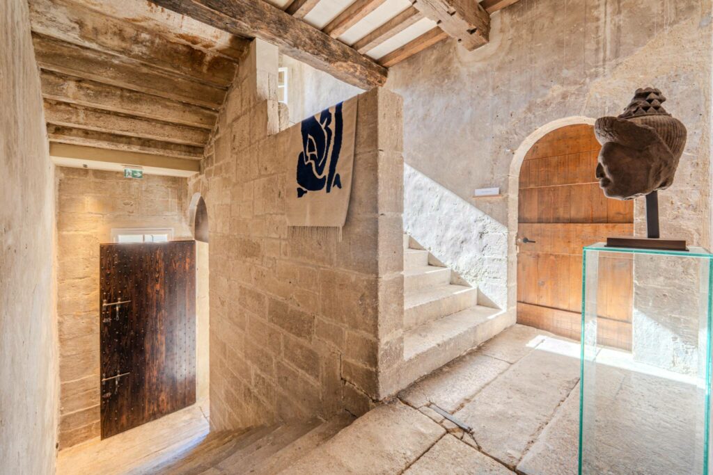 hotel particulier de 1 000 m², situe entre les Alpilles et la Montagnette