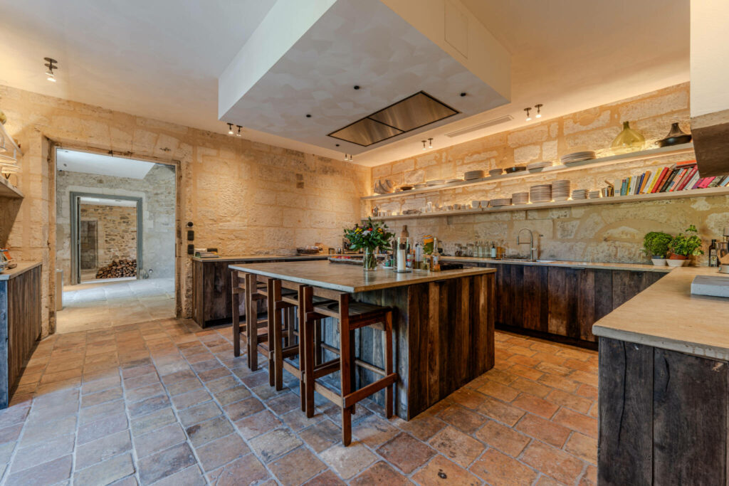 hotel particulier de 1 000 m², situe entre les Alpilles et la Montagnette
