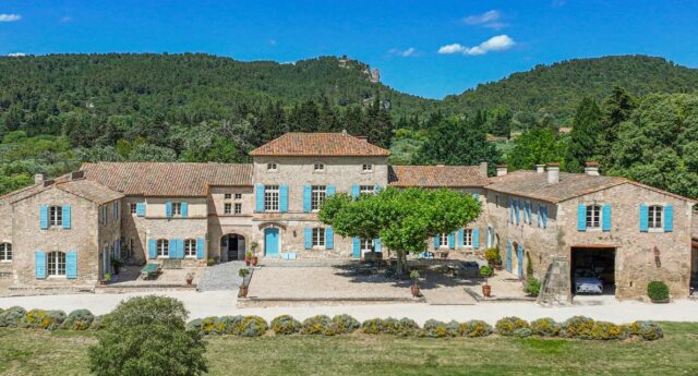 Dans les Alpilles le Mas de Combet dévoile 400 ans d'histoire