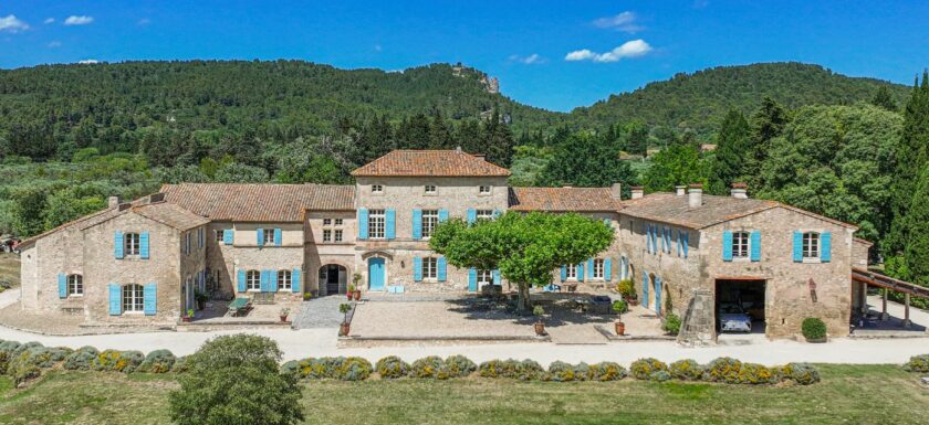 Dans les Alpilles le Mas de Combet dévoile 400 ans d'histoire