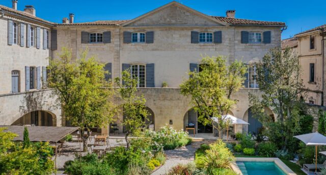 hotel particulier de 1 000 m², situe entre les Alpilles et la Montagnette