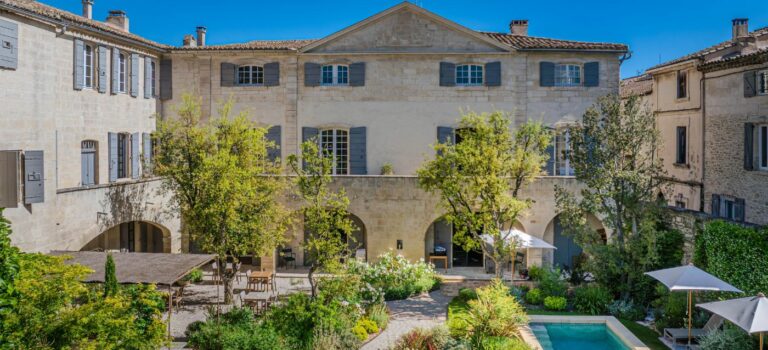 hotel particulier de 1 000 m², situe entre les Alpilles et la Montagnette