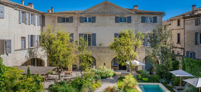 hotel particulier de 1 000 m², situe entre les Alpilles et la Montagnette