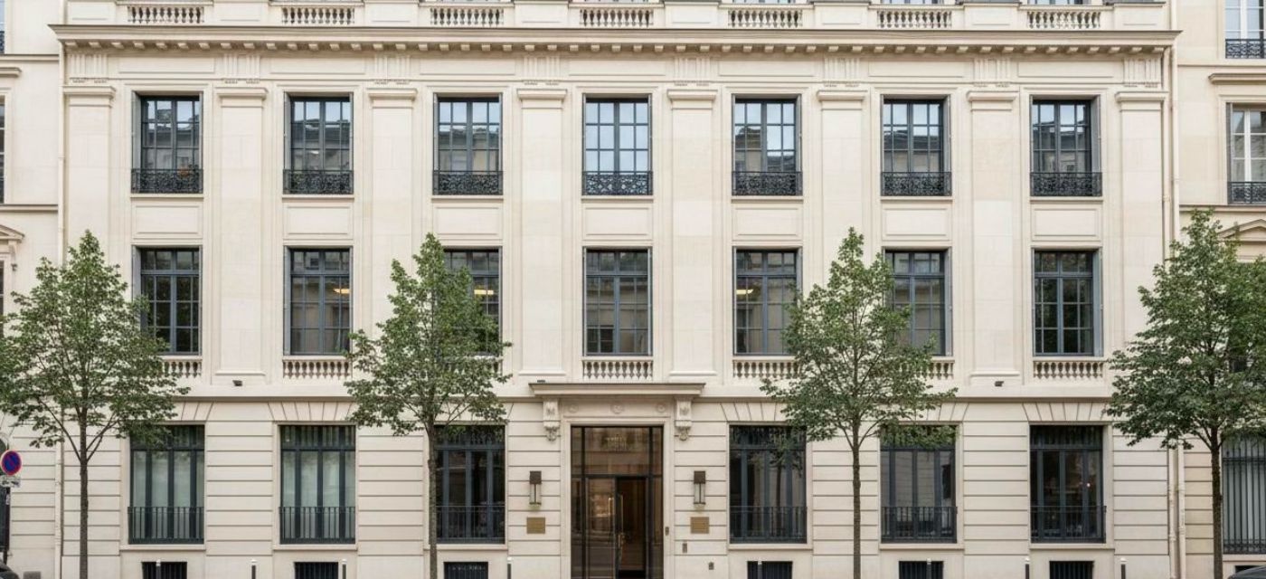 Façade d’un immeuble de bureaux illustrant l’investissement en SCPI