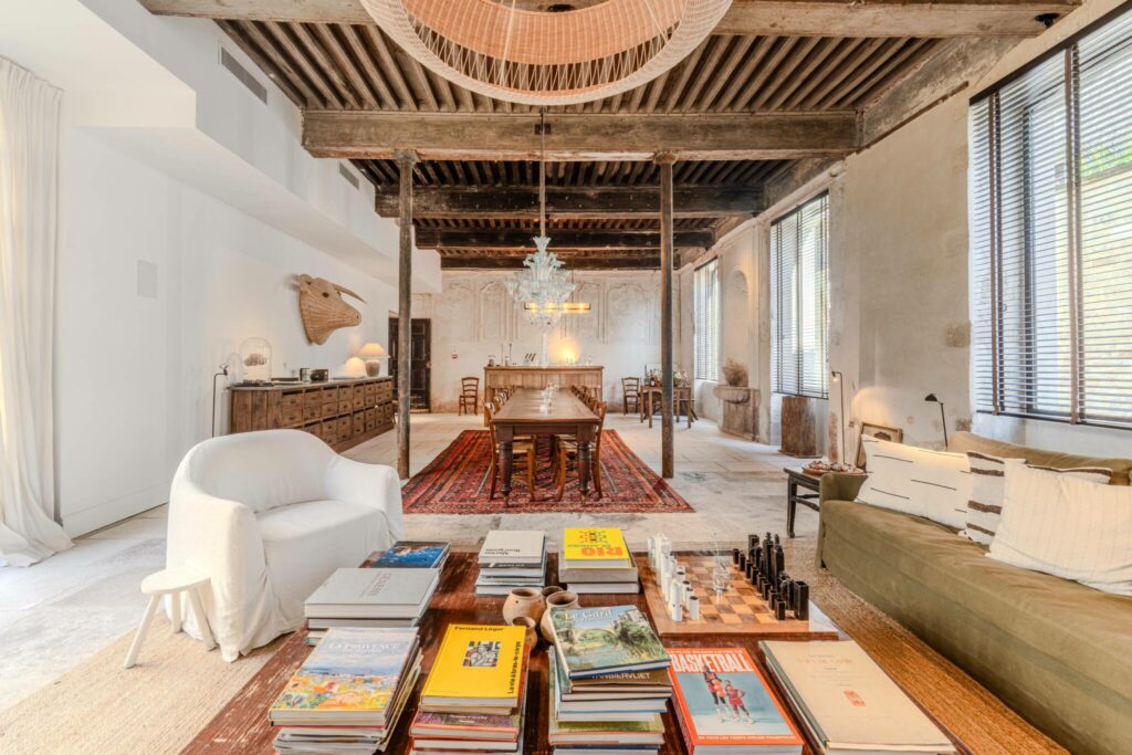hotel particulier de 1 000 m², situe entre les Alpilles et la Montagnette