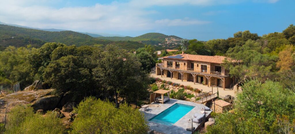 Villa esprit bergerie avec piscine