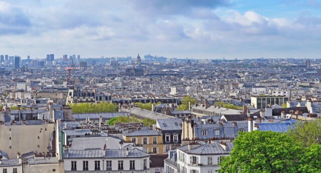 Vue de Paris et du parc immobilier résidentiel en Île-de-France