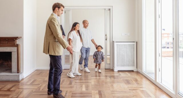 cheteurs visitant un appartement avec un agent immobilier en 2026