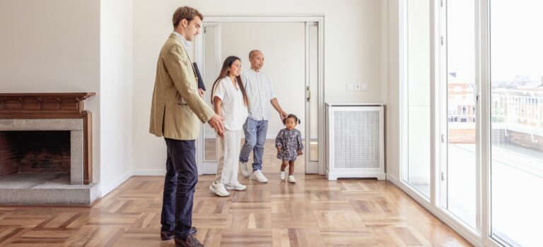 cheteurs visitant un appartement avec un agent immobilier en 2026