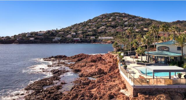 villa pieds dans l’eau avec accès direct à la mer