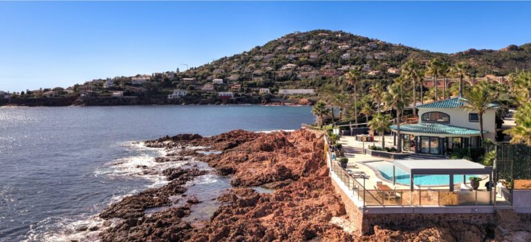 villa pieds dans l’eau avec accès direct à la mer