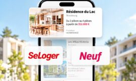 SeLoger Neuf : programme immobilier affiché sur smartphone devant des logements neufs