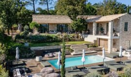 Villa contemporaine en pierre à Gordes à vendre 2 950 000 €