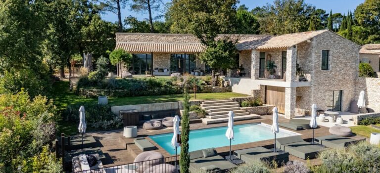 Villa contemporaine en pierre à Gordes à vendre 2 950 000 €