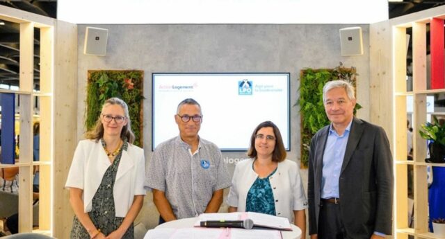 Quatre personnes photographiées devant les logos d’Action Logement et de la LPO