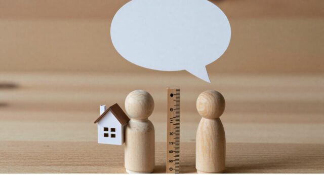 Un couple étudie le prix d’un logement