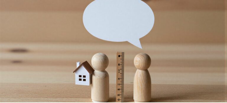 Un couple étudie le prix d’un logement