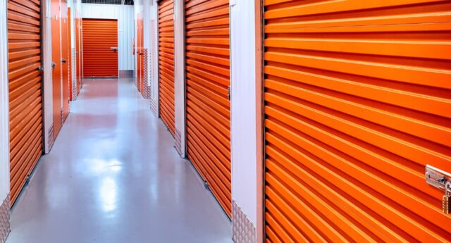 Allée de box de stockage individuels dans un centre de garde-meuble