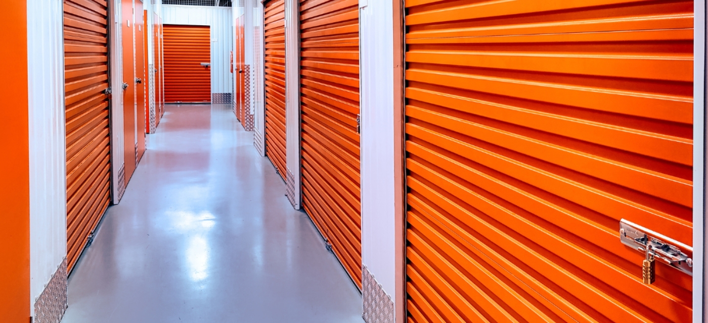 Allée de box de stockage individuels dans un centre de garde-meuble