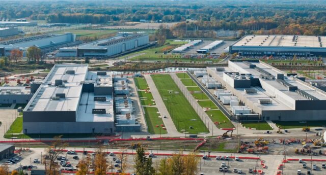 Vue aérienne d'un campus de data centers en construction, illustrant les investissements immobiliers dans les infrastructures de l'IA