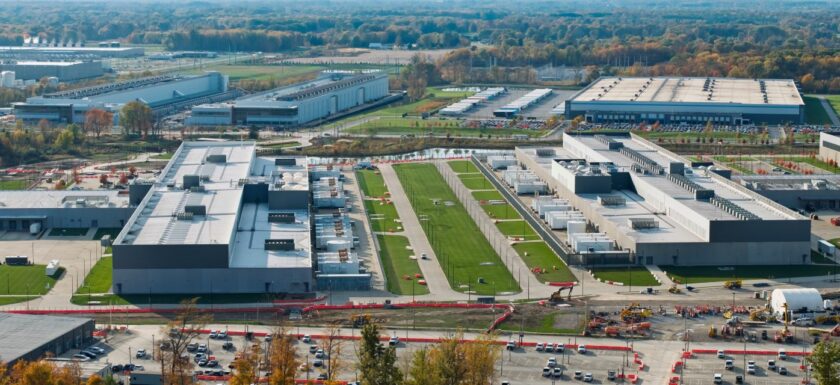Vue aérienne d'un campus de data centers en construction, illustrant les investissements immobiliers dans les infrastructures de l'IA