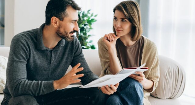 Un ménage calcule son budget logement face à la hausse du loyer, des charges et de l’assurance habitation