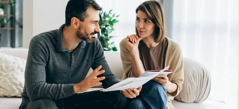 Un ménage calcule son budget logement face à la hausse du loyer, des charges et de l’assurance habitation