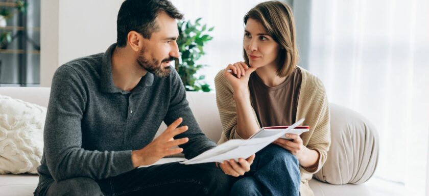 Un ménage calcule son budget logement face à la hausse du loyer, des charges et de l’assurance habitation
