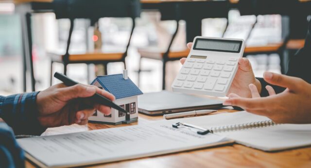 Des emprunteurs calculent le coût de leur crédit immobilier après la hausse des taux de la BCE