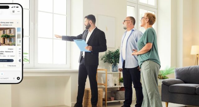 Un conseiller immobilier échange avec un particulier au sujet de sa recherche de logement