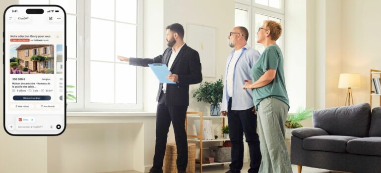 Un conseiller immobilier échange avec un particulier au sujet de sa recherche de logement