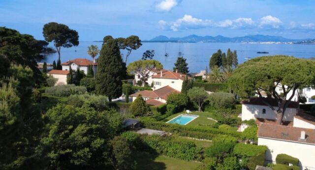 Vue d’Antibes et du littoral à Juan-les-Pins sur la Côte d’Azur