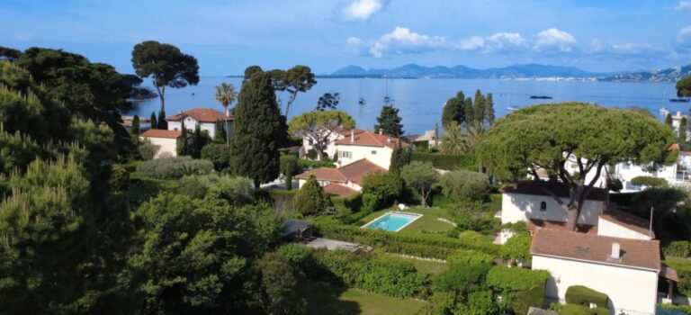 Vue d’Antibes et du littoral à Juan-les-Pins sur la Côte d’Azur
