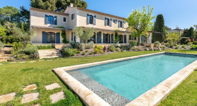 Maison provençale avec piscine, jardin arboré et oliviers