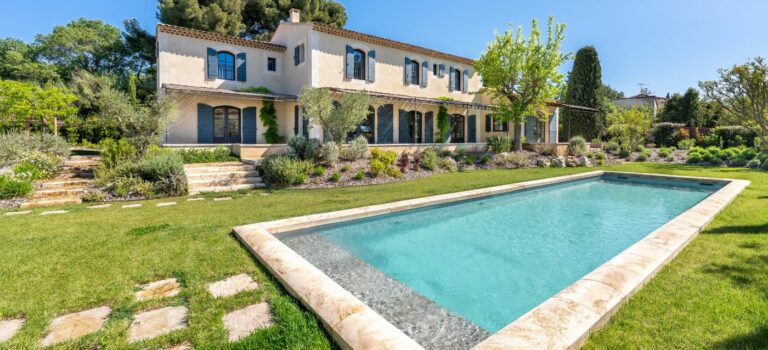 Maison provençale avec piscine, jardin arboré et oliviers
