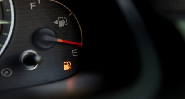 Jauge de carburant sur la réserve : face à la flambée des prix, le plafond de la prime carburant passe à 1 000 euros pour les salariés