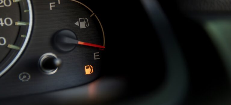 Jauge de carburant sur la réserve : face à la flambée des prix, le plafond de la prime carburant passe à 1 000 euros pour les salariés