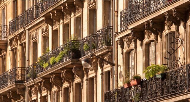 Façades d’immeubles anciens illustrant le marché immobilier en 2026