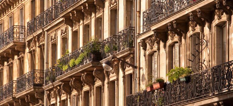 Façades d’immeubles anciens illustrant le marché immobilier en 2026