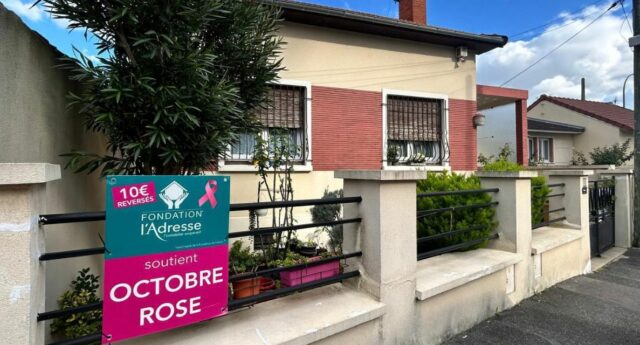 Des panneaux Octobre Rose installés par les agences l’Adresse pour collecter des dons contre le cancer du sein