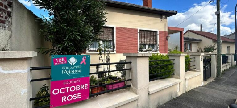 Des panneaux Octobre Rose installés par les agences l’Adresse pour collecter des dons contre le cancer du sein
