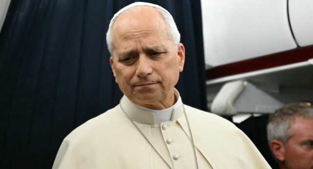 Le pape Léon XIV lors de sa conférence de presse à bord de l'avion du retour de France vers Rome, le 28 septembre 2026