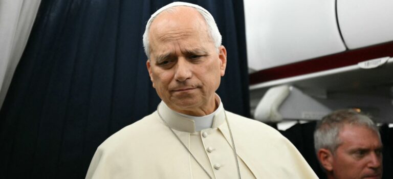 Le pape Léon XIV lors de sa conférence de presse à bord de l'avion du retour de France vers Rome, le 28 septembre 2026