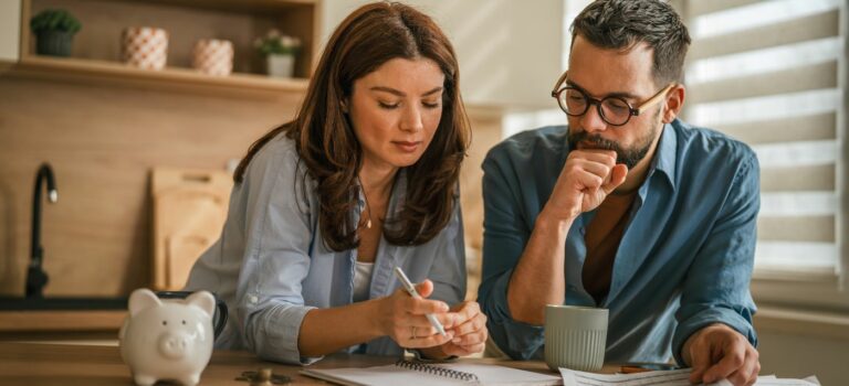 Un couple étudie son budget pour financer un achat immobilier alors que les taux de crédit remontent.