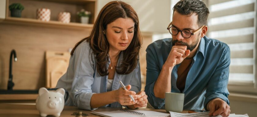 Un couple étudie son budget pour financer un achat immobilier alors que les taux de crédit remontent.