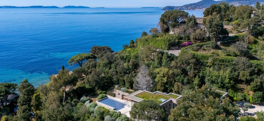 Villa contemporaine en pierre et en verre à Gigaro près de Saint-Tropez