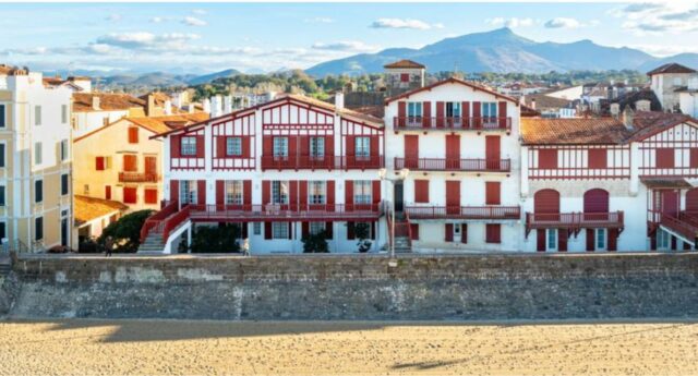 La Villa Ugaïna face à la baie de Saint-Jean-de-Luz, mise en vente 15,9 millions d’euros.